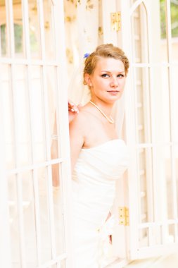 Düğün için. Buketli güzel gelin