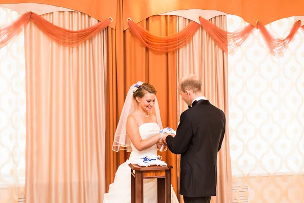 Eleganz Bräutigam legt Ehering auf Finger schöne Braut — Stockfoto