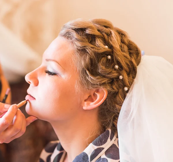 Estilista hace la novia de maquillaje en el día de la boda — Foto de Stock