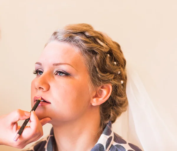 Estilista hace la novia de maquillaje en el día de la boda — Foto de Stock