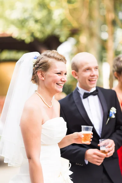 Vackra bruden och brudgummen njuter bröllop — Stockfoto