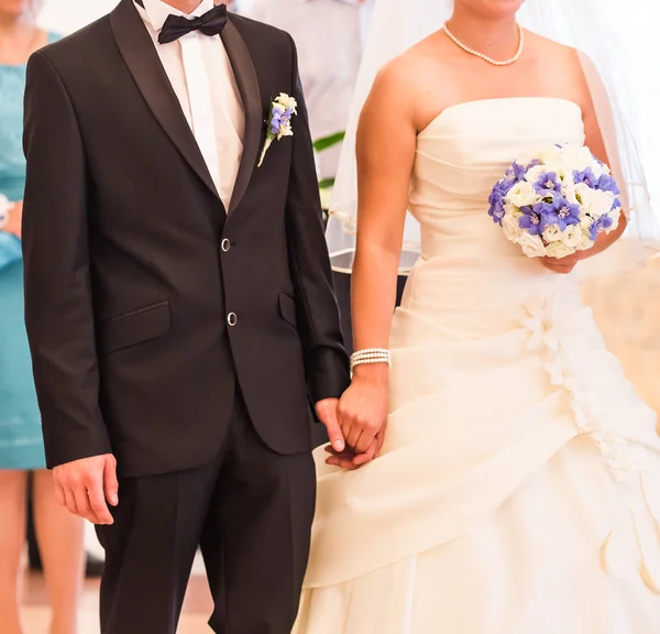 Bride and groom holding hands — Stock Photo, Image