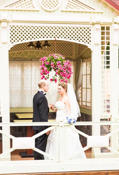 Bela noiva e noivo está desfrutando de casamento — Fotografia de Stock