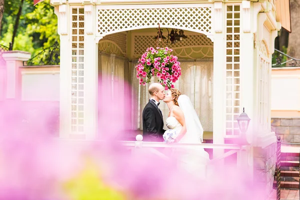 Apenas casal abraçado — Fotografia de Stock