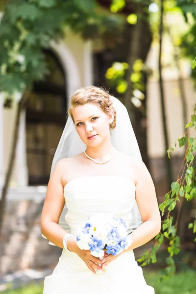 Bröllop. Vacker brud med bukett — Stockfoto