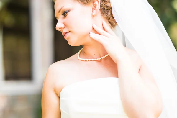 Matrimonio. Bella sposa con bouquet — Foto Stock