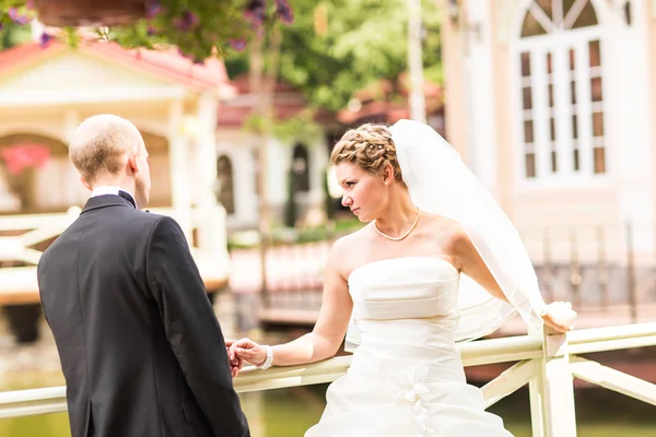 Hermosa novia y novio está disfrutando de la boda —  Fotos de Stock