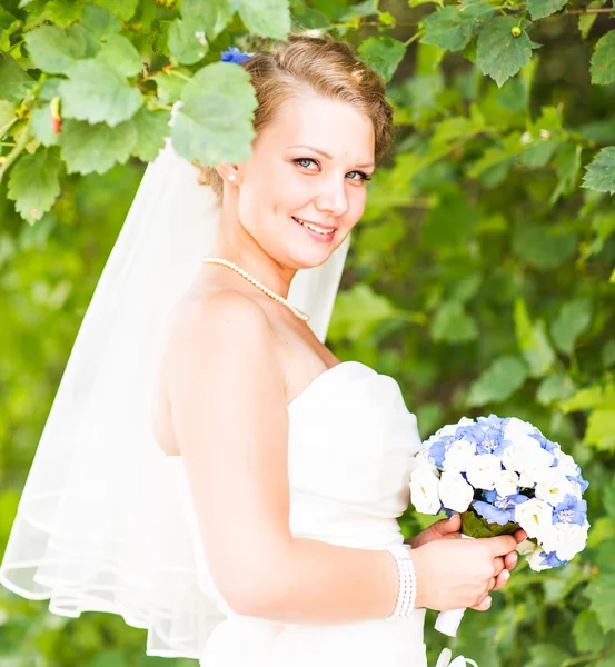 Bröllop. Vacker brud med bukett — Stockfoto