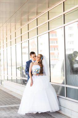 Yeni evliler kucaklayan düğün