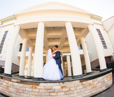 Düğün yürüyüşünde mutlu gelin ve damat