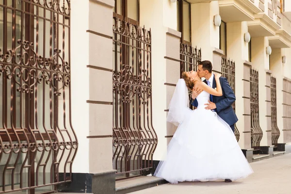 Casamento par abraçando e beijando — Fotografia de Stock