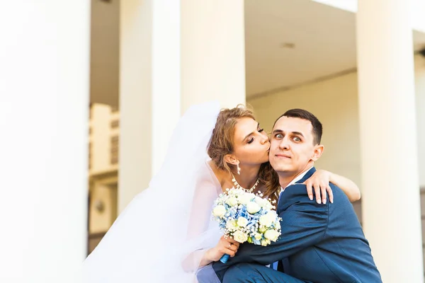 Casamento par abraçando e beijando — Fotografia de Stock