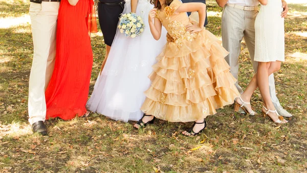 Braut und Bräutigam mit Gästen — Stockfoto