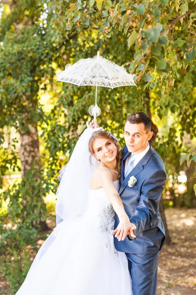 결혼식걷기를 즐기는 행복 한 신부와 신랑 — 스톡 사진