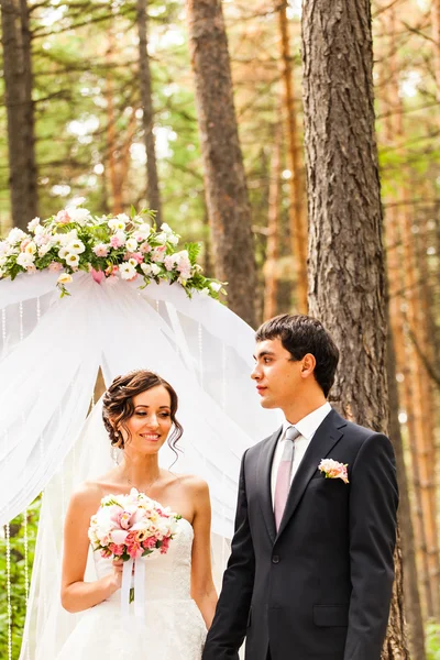 Braut und Bräutigam am Hochzeitstag — Stockfoto