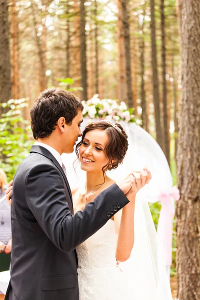 Menyasszony a vőlegény, és az esküvői szertartás — Stock Fotó