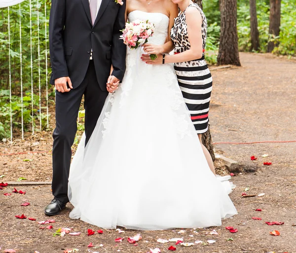 Brudgummen och bruden med tärnor — Stockfoto