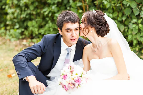 Glückliche Braut und Bräutigam zur Hochzeit — Stockfoto