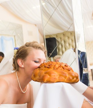 büyük bir parça ekmek ısırmaya geleneksel düğün özel