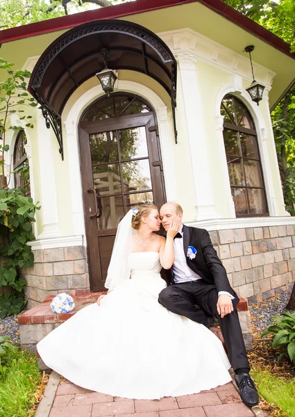 結婚式のカップルの夏の家の近くのキス — ストック写真