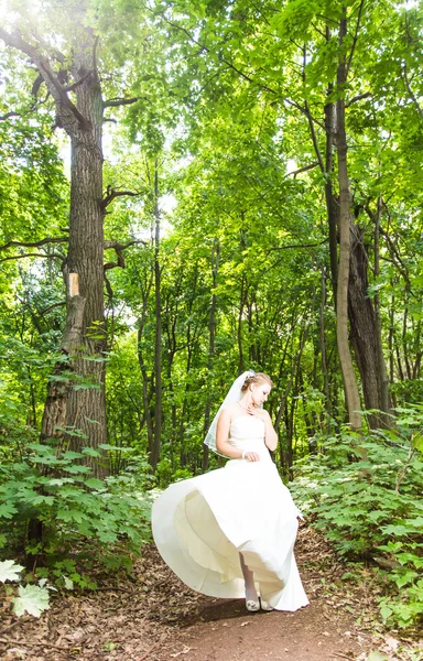 Bella sposa posa nel giorno del suo matrimonio — Foto Stock