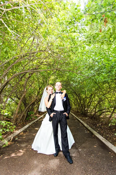Şık gelin ve damat düğün günü dışarıda birlikte poz veriyorlar. — Stok fotoğraf