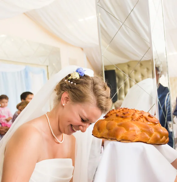 Traditionellt bröllop anpassade att bita en stor bit bröd — Stockfoto
