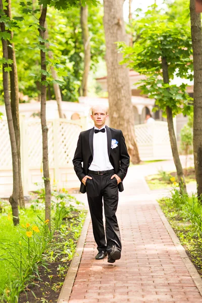 Portrait of the groom in a park on their wedding day. — Stock Photo, Image
