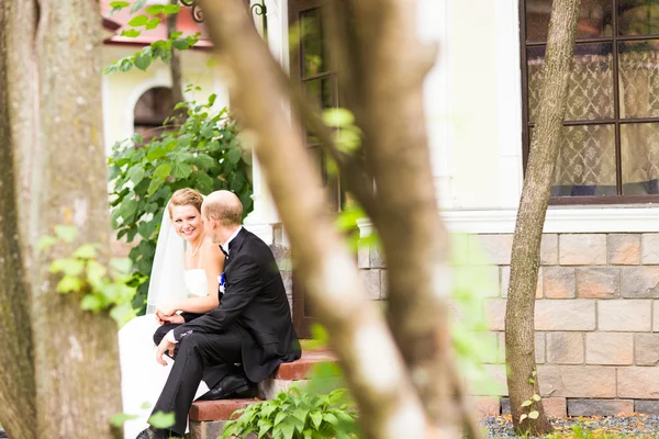 Glad brud och brudgum på deras bröllop — Stockfoto