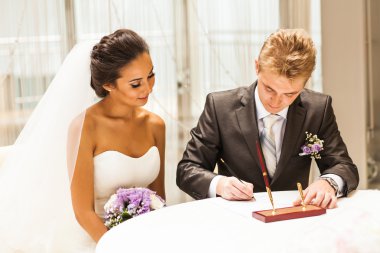 Düğün töreni. Gelin ve damat imzalarını bırakarak