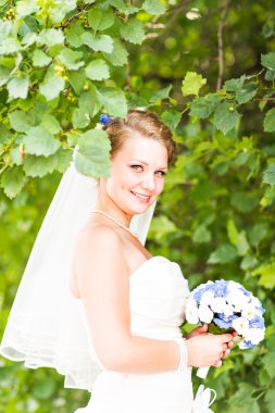 Beyaz elbiseli şık makyaj ile güzel bir gelin