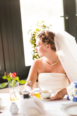 Beyaz elbiseli şık makyaj ile güzel bir gelin