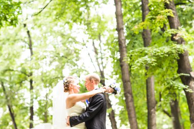 Düğün çifti sarılma