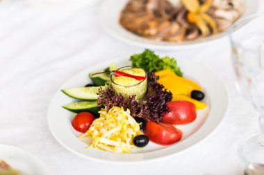 Lezzetli yemeklerle servis edilen masa.