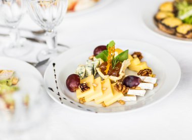 Lezzetli yemeklerle servis edilen masa.