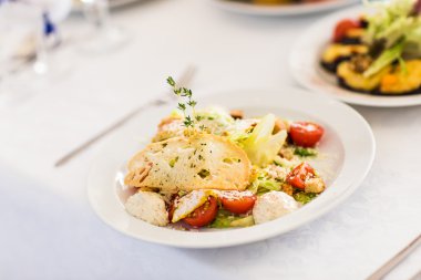 Lezzetli yemeklerle servis edilen masa.