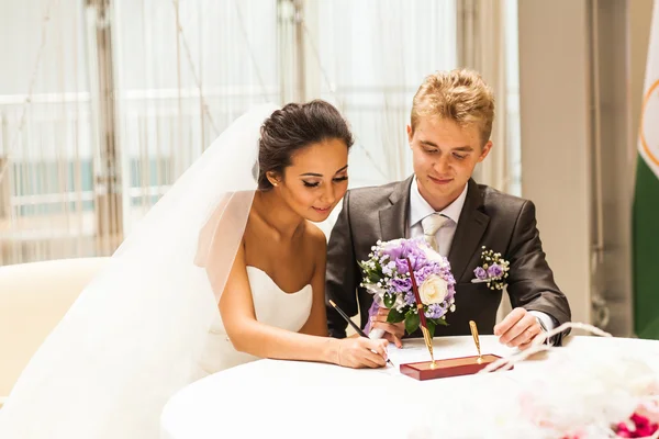 Весільної церемонії. Нареченої і нареченого, залишивши свої підписи — стокове фото