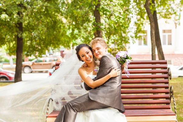 Humor no casamento. noivo sentado em joelhos de noiva — Fotografia de Stock