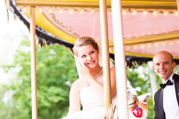 Bruid en bruidegom in een rijtuig — Stockfoto