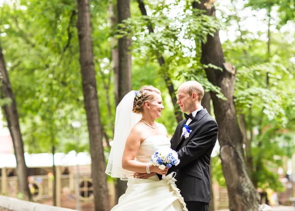 Noiva feliz e noivo em seu casamento — Fotografia de Stock