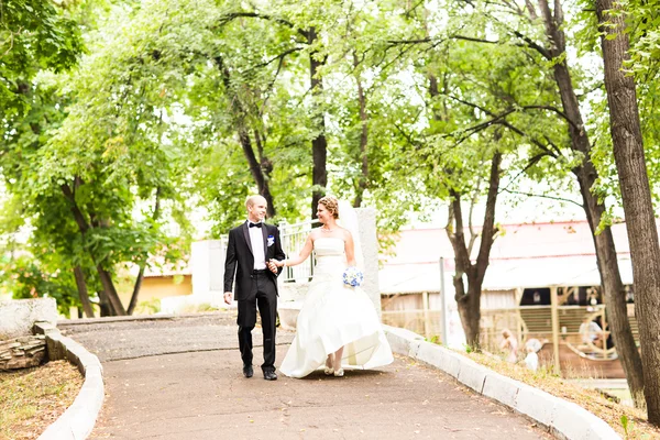 Glückliche Braut und Bräutigam zur Hochzeit — Stockfoto