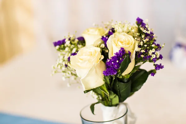 Schöne Blumen auf dem Tisch am Hochzeitstag — Stockfoto