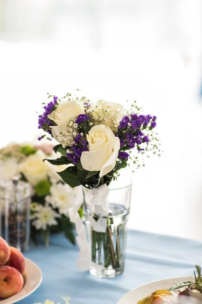 Lindas flores na mesa no dia do casamento — Fotografia de Stock