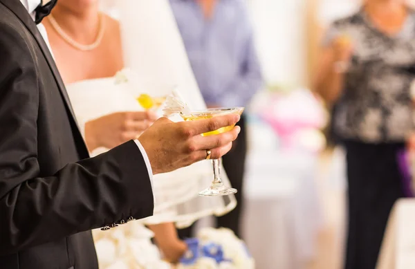 Gäste trinken Champagner auf der Hochzeitsfeier — Stockfoto