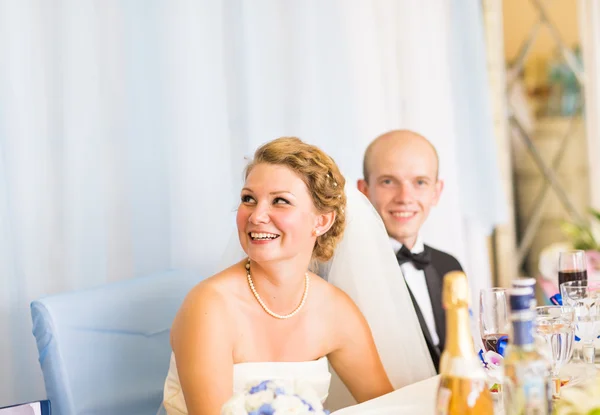 Noiva feliz e noivo em seu casamento — Fotografia de Stock