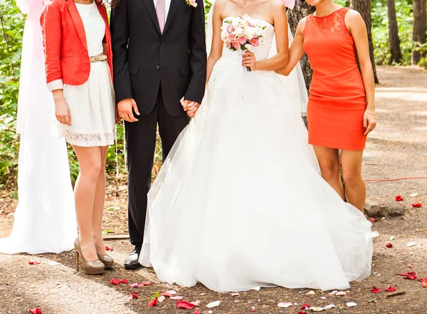 Novio y novia con damas de honor —  Fotos de Stock