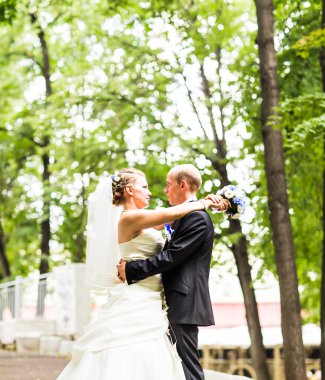 Gelin ve damat kucaklıyor