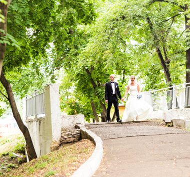 Gelin ve damat parkta