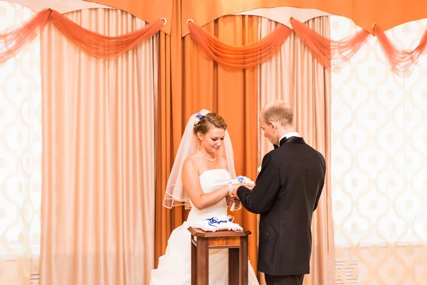 Close up Groom Put the Wedding Ring on bride — Stock Photo, Image