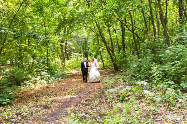 Sposa e sposo nel parco — Foto Stock